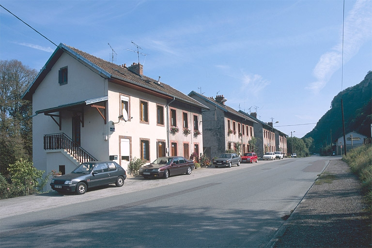 Vue d'ensemble depuis l'ouest. © Yves Sancey / Région Bourgogne-Franche-Comté, Inventaire du patrimoine - 2002