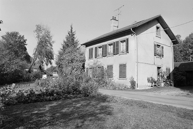 Vue de trois quarts du logement collectif ouest. © Yves Sancey / Région Bourgogne-Franche-Comté, Inventaire du patrimoine - 2002