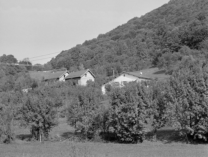 Logements ouvriers individuels en haut de la rue. © Yves Sancey / Région Bourgogne-Franche-Comté, Inventaire du patrimoine - 2002