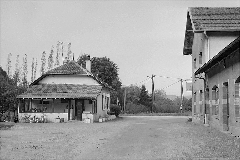 Passage entre la conciergerie et l'entrée des bureaux. © Yves Sancey / Région Bourgogne-Franche-Comté, Inventaire du patrimoine - 2002