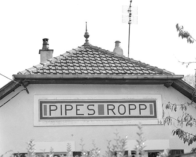 Inscription sur la façade ouest de la conciergerie. © Yves Sancey / Région Bourgogne-Franche-Comté, Inventaire du patrimoine - 2002