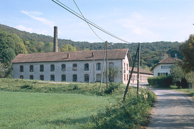 L'usine depuis l'ancien chemin d'accès. © Yves Sancey / Région Bourgogne-Franche-Comté, Inventaire du patrimoine - 2002