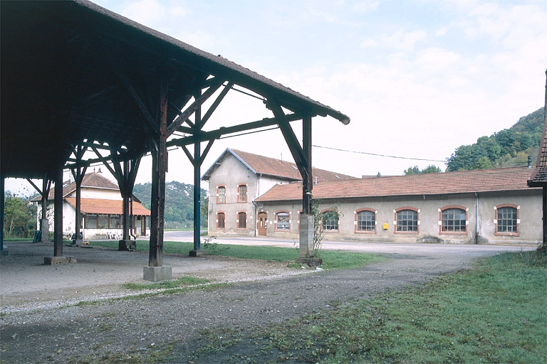 Façade antérieure depuis l'entrepôt à merisier. © Yves Sancey / Région Bourgogne-Franche-Comté, Inventaire du patrimoine - 2002