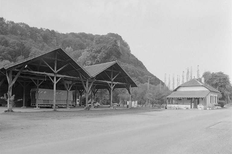 L'entrepôt à merisier et la conciergerie. © Yves Sancey / Région Bourgogne-Franche-Comté, Inventaire du patrimoine - 2002