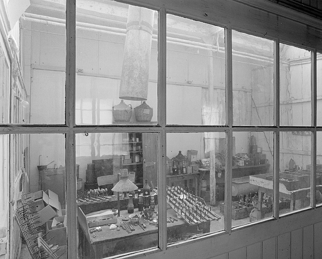 Atelier de teinture est vu à travers les vitres du couloir. © Yves Sancey / Région Bourgogne-Franche-Comté, Inventaire du patrimoine - 2002