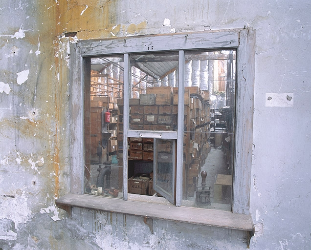 Guichet entre le magasin de fournitures et l'atelier de fabrication de pipes. © Yves Sancey / Région Bourgogne-Franche-Comté, Inventaire du patrimoine - 2002
