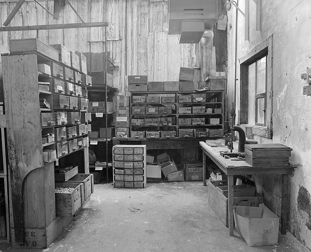 Magasin de fournitures (tuyaux, systèmes, etc.). © Yves Sancey / Région Bourgogne-Franche-Comté, Inventaire du patrimoine - 2002