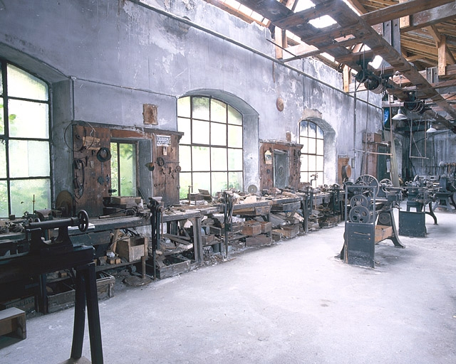 Rangée d'établis le long du mur nord. © Yves Sancey / Région Bourgogne-Franche-Comté, Inventaire du patrimoine - 2002