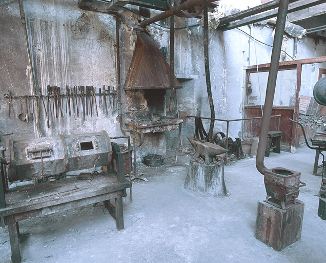 Forge établie contre le mur est de l'atelier de mécanique. © Yves Sancey / Région Bourgogne-Franche-Comté, Inventaire du patrimoine - 2002