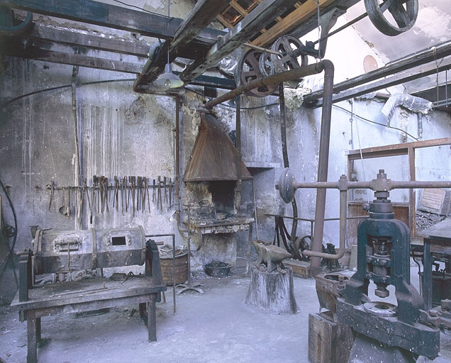 Atelier de mécanique. Départ de la transmission et poulie maîtresse (au fond). © Yves Sancey / Région Bourgogne-Franche-Comté, Inventaire du patrimoine - 2002