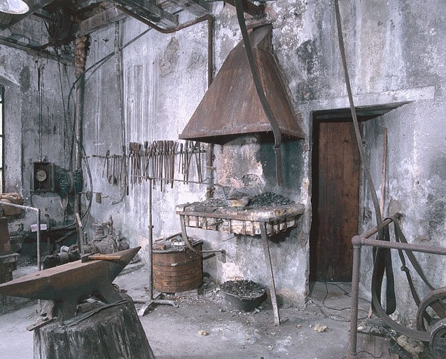Poste de forge de l'atelier de mécanique. © Yves Sancey / Région Bourgogne-Franche-Comté, Inventaire du patrimoine - 2002