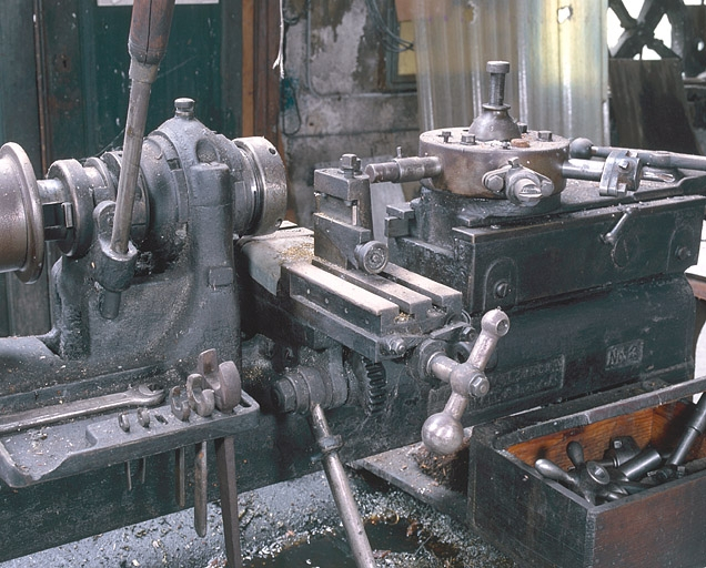 Vue rapprochée : les outils de coupe dans le tiroir et sur le barillet. © Yves Sancey / Région Bourgogne-Franche-Comté, Inventaire du patrimoine - 2002