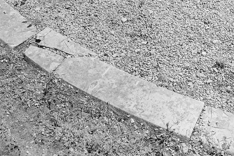 L'une des pierres de l'ellipse, avant restauration. © Jérôme Mongreville / Région Bourgogne-Franche-Comté, Inventaire du patrimoine - 2002 L'une des pierres de l'ellipse, avant restauration. © Jérôme Mongreville / Région Bourgogne-Franche-Comté, Inventaire du patrimoine - 2002