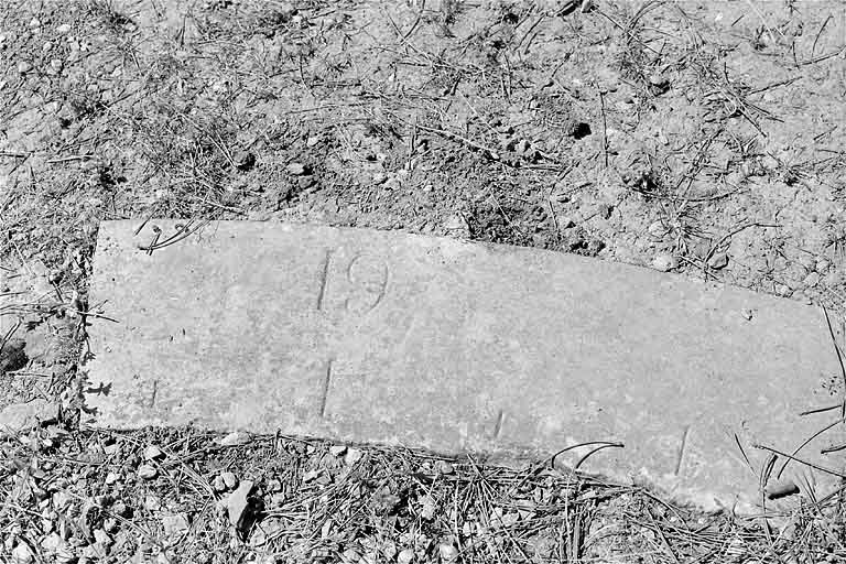 L'une des pierres de l'ellipse, avec le chiffre 19, avant restauration. © Jérôme Mongreville / Région Bourgogne-Franche-Comté, Inventaire du patrimoine - 2002 L'une des pierres de l'ellipse, avec le chiffre 19, avant restauration. © Jérôme Mongreville / Région Bourgogne-Franche-Comté, Inventaire du patrimoine - 2002