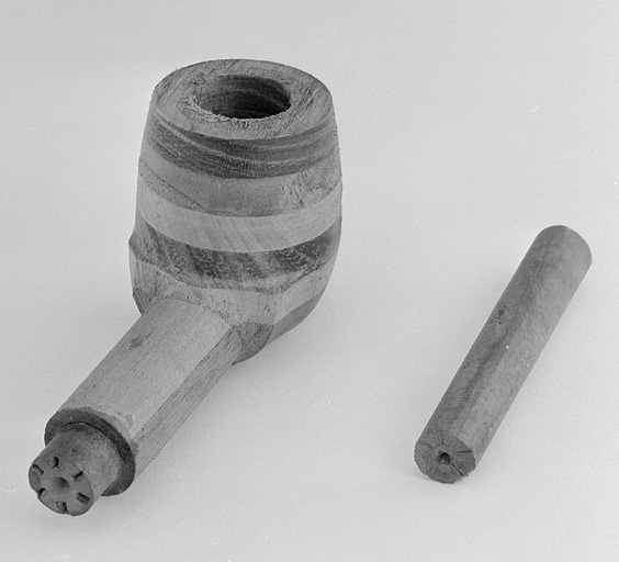 Détail d'un tuyau de bois et d'un second, inséré dans la tige d'une pipe en contreplaqué. © Jérôme Mongreville / Région Bourgogne-Franche-Comté, Inventaire du patrimoine - 2002