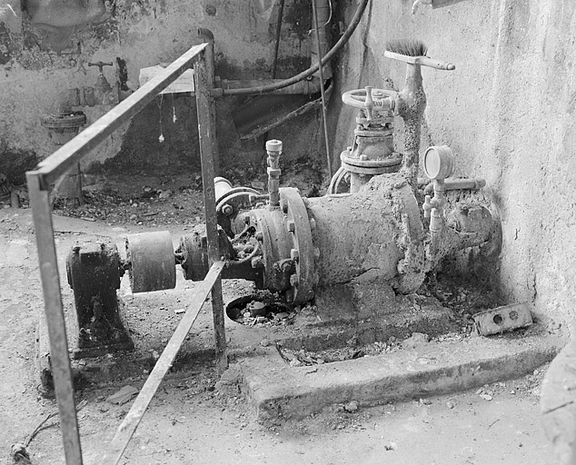 Pompe Sulzer, placée dans l'atelier de mécanique, permettant d'alimenter l'usine en eau depuis un réservoir placé à l'extérieur. © Yves Sancey / Région Bourgogne-Franche-Comté, Inventaire du patrimoine - 2002