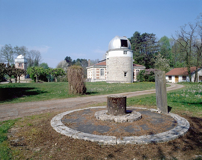 Partie nord : vue d'ensemble vers l'astrographe, depuis l'entrée au sud. © Jérôme Mongreville / Région Bourgogne-Franche-Comté, Inventaire du patrimoine - 2002 Partie nord : vue d'ensemble vers l'astrographe, depuis l'entrée au sud. © Jérôme Mongreville / Région Bourgogne-Franche-Comté, Inventaire du patrimoine - 2002