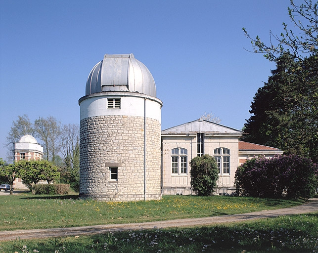 Partie nord : vue d'ensemble du bâtiment de l'astrographe et du pavillon de la méridienne. © Jérôme Mongreville / Région Bourgogne-Franche-Comté, Inventaire du patrimoine - 2002 Partie nord : vue d'ensemble du bâtiment de l'astrographe et du pavillon de la méridienne. © Jérôme Mongreville / Région Bourgogne-Franche-Comté, Inventaire du patrimoine - 2002