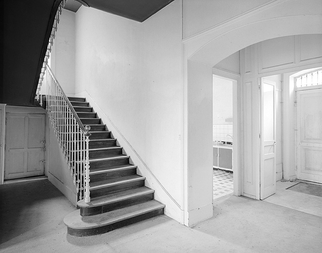 Partie sud : maison du directeur, hall d'entrée et escalier. © Jérôme Mongreville / Région Bourgogne-Franche-Comté, Inventaire du patrimoine - 2002 Partie sud : maison du directeur, hall d'entrée et escalier. © Jérôme Mongreville / Région Bourgogne-Franche-Comté, Inventaire du patrimoine - 2002