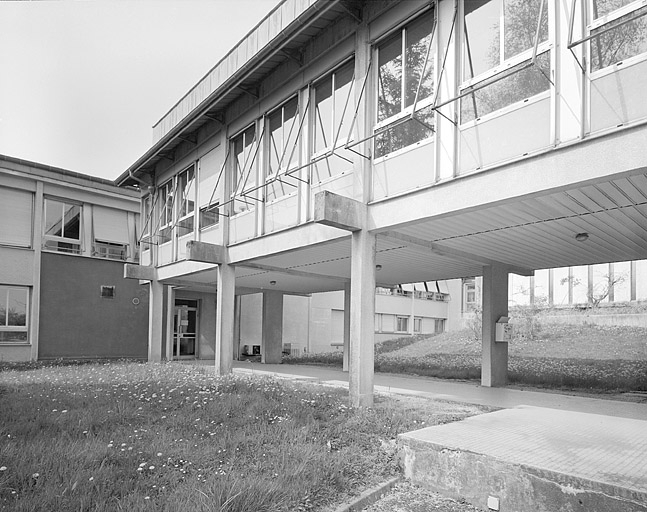 Partie sud : laboratoire d'essais et bureaux, galerie couverte de 1980-1981. © Jérôme Mongreville / Région Bourgogne-Franche-Comté, Inventaire du patrimoine - 2002 Partie sud : laboratoire d'essais et bureaux, galerie couverte de 1980-1981. © Jérôme Mongreville / Région Bourgogne-Franche-Comté, Inventaire du patrimoine - 2002