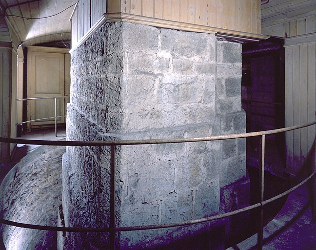 Sous-sol : pilier de la lunette méridienne. © Jérôme Mongreville / Région Bourgogne-Franche-Comté, Inventaire du patrimoine - 2002