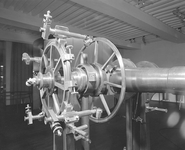 Altazimut : le cercle avec son système de réglage et de lecture à vis micrométriques. © Yves Sancey / Région Bourgogne-Franche-Comté, Inventaire du patrimoine - 2002