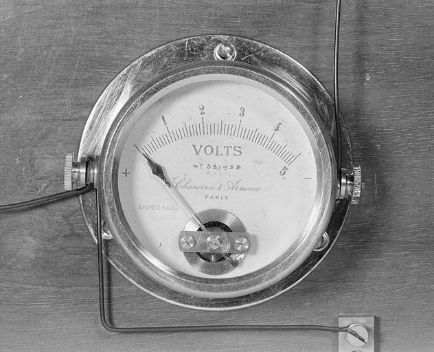 Tableau de synchronisation : voltmètre de l'horloge n° 1450. © Yves Sancey / Région Bourgogne-Franche-Comté, Inventaire du patrimoine - 2002 Tableau de synchronisation : voltmètre de l'horloge n° 1450. © Yves Sancey / Région Bourgogne-Franche-Comté, Inventaire du patrimoine - 2002