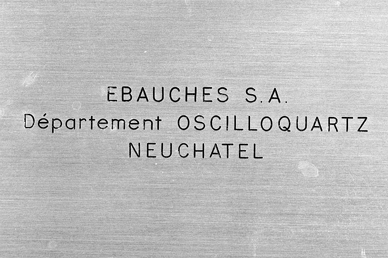 Horloge à quartz n° 24 : nom du fabricant. © Yves Sancey / Région Bourgogne-Franche-Comté, Inventaire du patrimoine - 2002 Horloge à quartz n° 24 : nom du fabricant. © Yves Sancey / Région Bourgogne-Franche-Comté, Inventaire du patrimoine - 2002