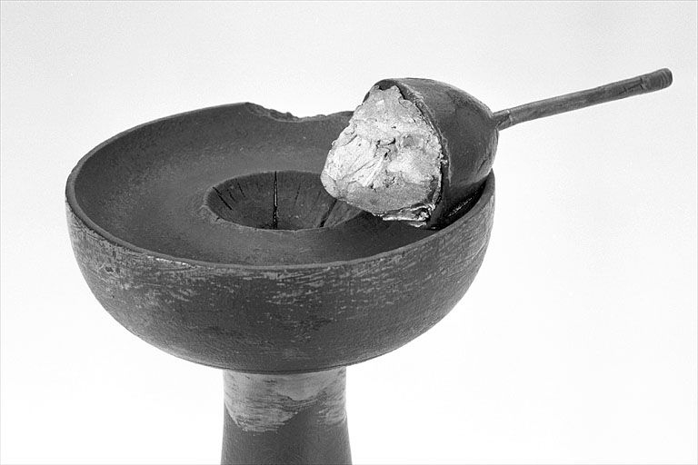 Détail de la coquille (dop) et de son support. © Jérôme Mongreville / Région Bourgogne-Franche-Comté, Inventaire du patrimoine - 2002