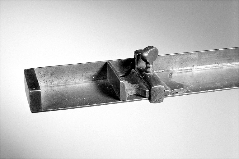 Blocage de l'équerre de l'un des composteurs métalliques : système à vis. © Jérôme Mongreville / Région Bourgogne-Franche-Comté, Inventaire du patrimoine - 2002