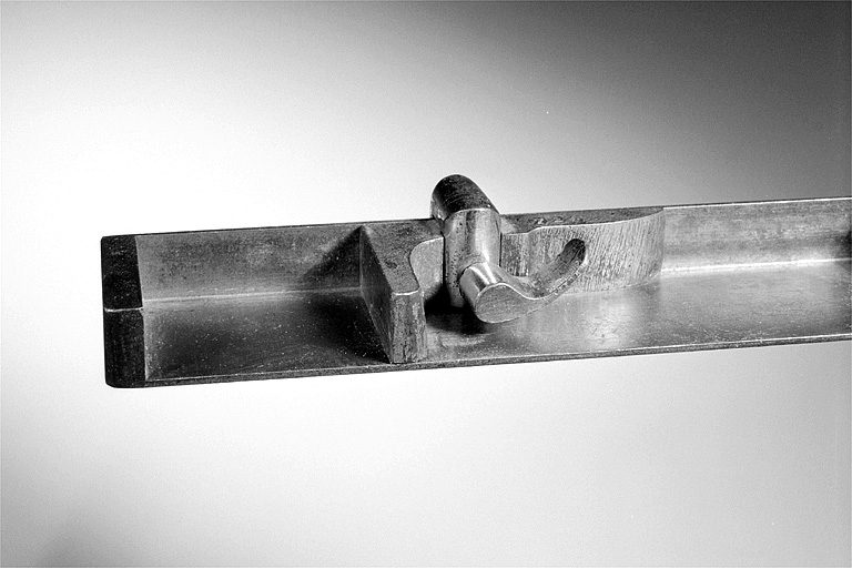 Blocage de l'équerre de l'un des composteurs métalliques : système à levier à axe horizontal. © Jérôme Mongreville / Région Bourgogne-Franche-Comté, Inventaire du patrimoine - 2002