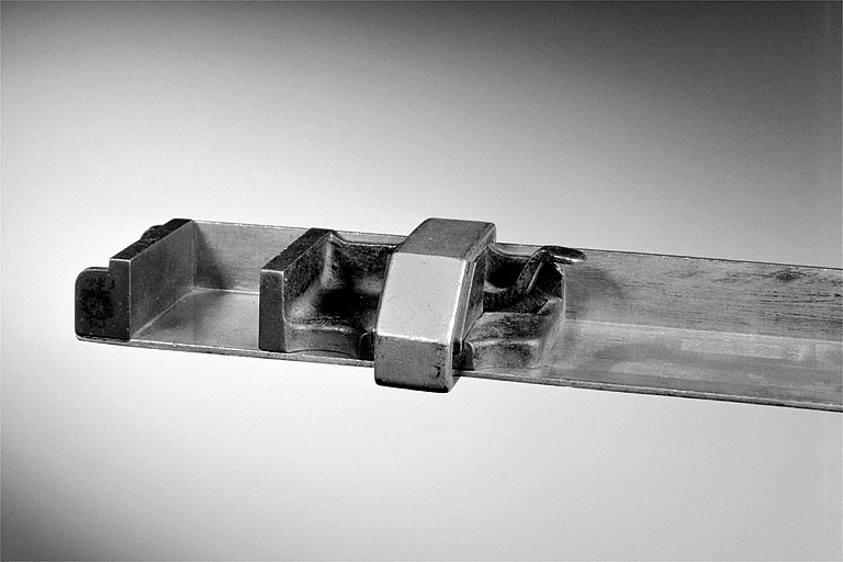 Blocage de l'équerre de l'un des composteurs métalliques : système à levier à axe horizontal. © Jérôme Mongreville / Région Bourgogne-Franche-Comté, Inventaire du patrimoine - 2002