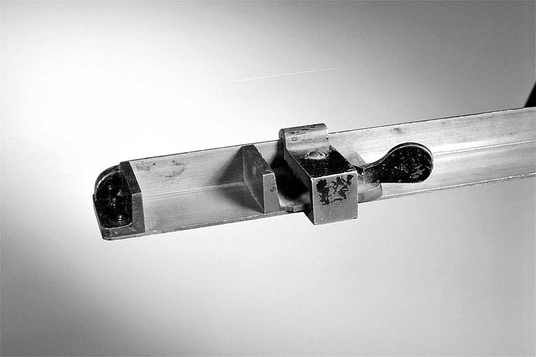 Blocage de l'équerre de l'un des composteurs métalliques : système à levier à axe vertical. © Jérôme Mongreville / Région Bourgogne-Franche-Comté, Inventaire du patrimoine - 2002