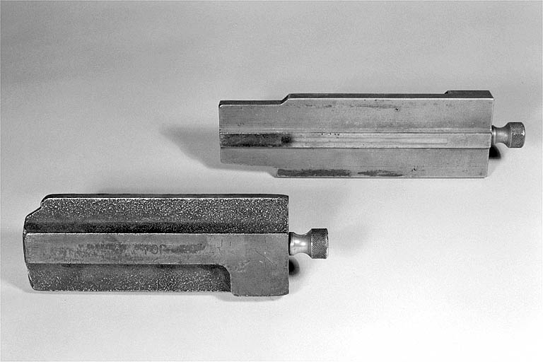 Deux composteurs pour la fabrication des lignes de blancs. © Jérôme Mongreville / Région Bourgogne-Franche-Comté, Inventaire du patrimoine - 2002