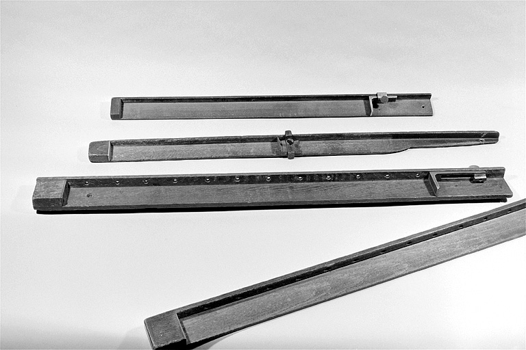 Vue d'ensemble de 4 grands composteurs en bois. © Jérôme Mongreville / Région Bourgogne-Franche-Comté, Inventaire du patrimoine - 2002