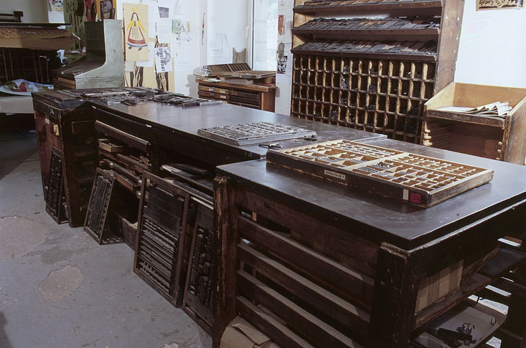 Vue d'ensemble. Casse parisienne au premier plan sur le marbre, forme d'imprimeur avec sa clé de serrage au second plan. © Jérôme Mongreville / Région Bourgogne-Franche-Comté, Inventaire du patrimoine - 2002