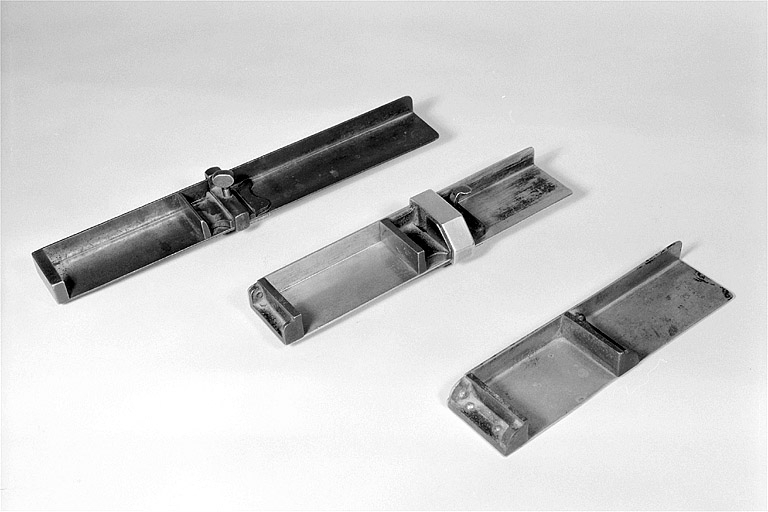 Au premier plan, composteur servant à "lever la lettre" des colonnes de journaux : l'équerre étant rivée, la largeur de la ligne est fixe. © Jérôme Mongreville / Région Bourgogne-Franche-Comté, Inventaire du patrimoine - 2002