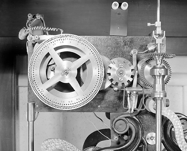 Système de programmation de la sonnerie. © Jérôme Mongreville / Région Bourgogne-Franche-Comté, Inventaire du patrimoine - 2002 Système de programmation de la sonnerie. © Jérôme Mongreville / Région Bourgogne-Franche-Comté, Inventaire du patrimoine - 2002