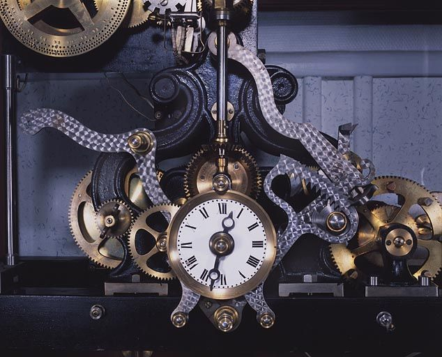 Mouvement : cadran de contrôle et râteau de la sonnerie. © Jérôme Mongreville / Région Bourgogne-Franche-Comté, Inventaire du patrimoine - 2002 Mouvement : cadran de contrôle et râteau de la sonnerie. © Jérôme Mongreville / Région Bourgogne-Franche-Comté, Inventaire du patrimoine - 2002