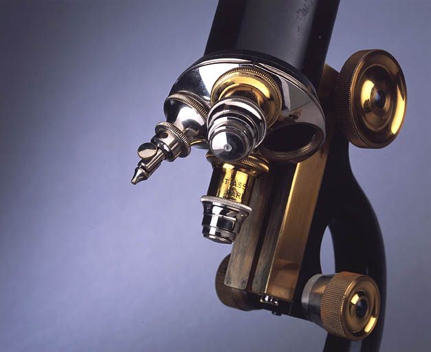 Deuxième microscope : le revolver et ses quatre objectifs. © Jérôme Mongreville / Région Bourgogne-Franche-Comté, Inventaire du patrimoine - 2002