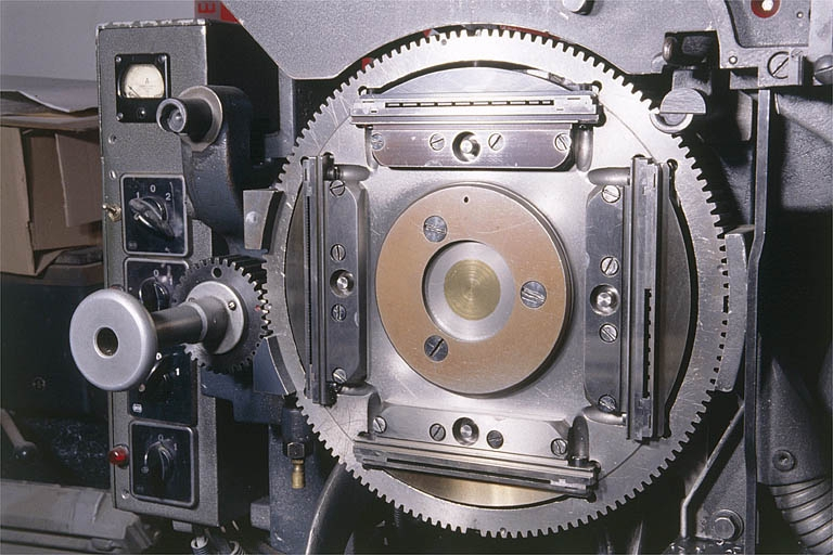 Roue moule, à 4 moules. Chacun des moules fixé sur la roue dentée est formé de deux parties séparées par des cales. La fente ainsi ménagée laisse passer le plomb, fondu dans le creuset à l'arrière, destiné à former la ligne-bloc. © Jérôme Mongreville / Région Bourgogne-Franche-Comté, Inventaire du patrimoine - 2002