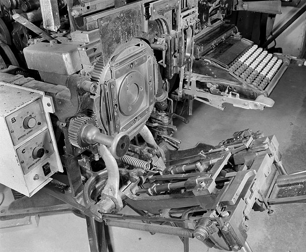 Roue moule, à 4 moules. Chacun des moules fixé sur la roue dentée est formé de deux parties séparées par des cales. La fente ainsi ménagée laisse passer le plomb, fondu dans le creuset à l'arrière, destiné à former la ligne-bloc. © Jérôme Mongreville / Région Bourgogne-Franche-Comté, Inventaire du patrimoine - 2002