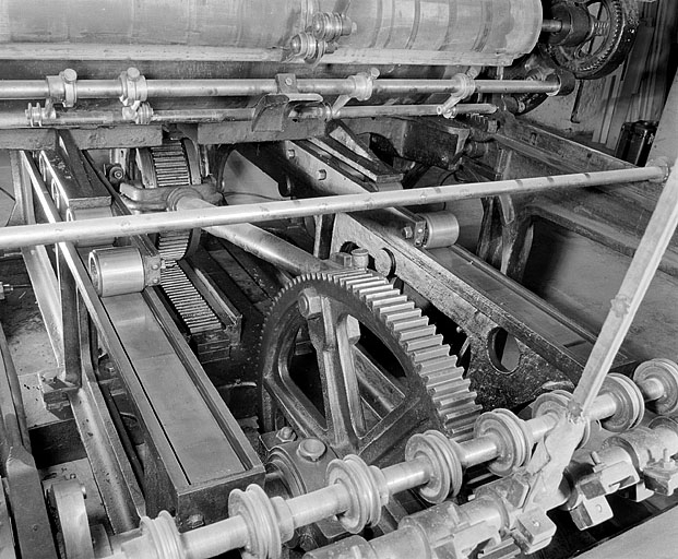 Système d'entraînement du marbre. Actionné à l'aide de roues dentées et d'une bielle, le marbre glisse sur des bandes à galets, visibles à l'arrière plan. © Jérôme Mongreville / Région Bourgogne-Franche-Comté, Inventaire du patrimoine - 2002