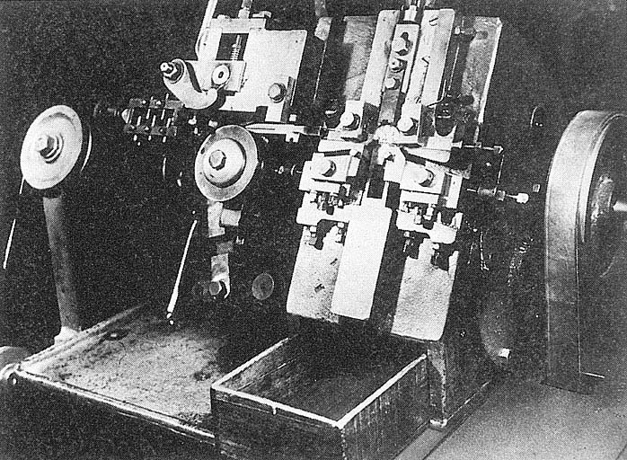 Machine automatique pour grande série. © Jérôme  Mongreville (reproduction) / Région Bourgogne-Franche-Comté, Inventaire du patrimoine - 2002 Machine automatique pour grande série. © Jérôme  Mongreville (reproduction) / Région Bourgogne-Franche-Comté, Inventaire du patrimoine - 2002