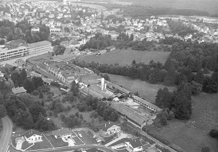 Vue aérienne depuis le sud-ouest en 1982. © Jérôme  Mongreville (reproduction) / Région Bourgogne-Franche-Comté, Inventaire du patrimoine - 2002