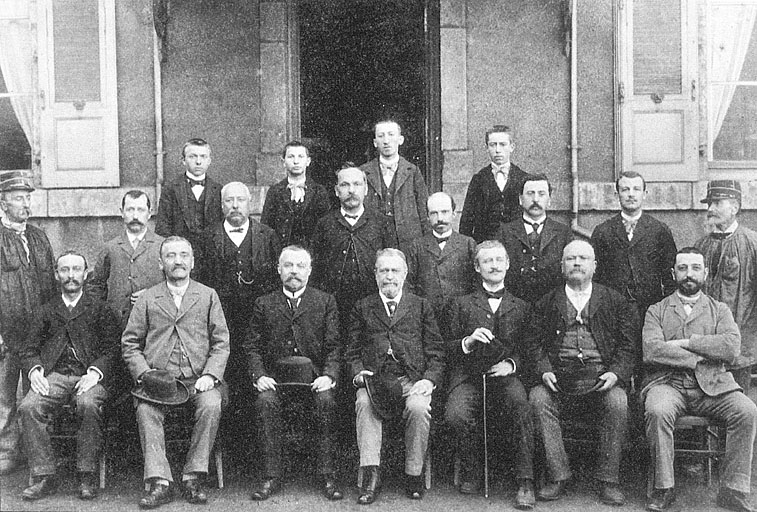 Léon et Albert Viellard parmi le personnel des bureaux. © Jérôme  Mongreville (reproduction) / Région Bourgogne-Franche-Comté, Inventaire du patrimoine - 2002