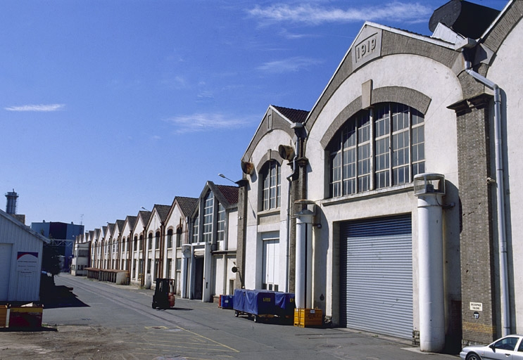 Vue de trois quarts des pignons de l'ancien atelier d'usinage, de soudure et d'assemblage (moyens moteurs). © Jérôme Mongreville / Région Bourgogne-Franche-Comté, Inventaire du patrimoine - 2002