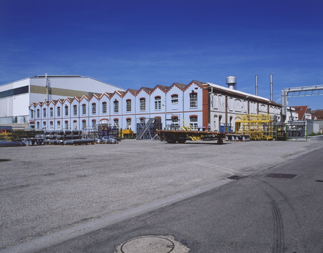 Vue de trois quarts de l'atelier de grosse construction. © Jérôme Mongreville / Région Bourgogne-Franche-Comté, Inventaire du patrimoine - 2002 Vue de trois quarts de l'atelier de grosse construction. © Jérôme Mongreville / Région Bourgogne-Franche-Comté, Inventaire du patrimoine - 2002