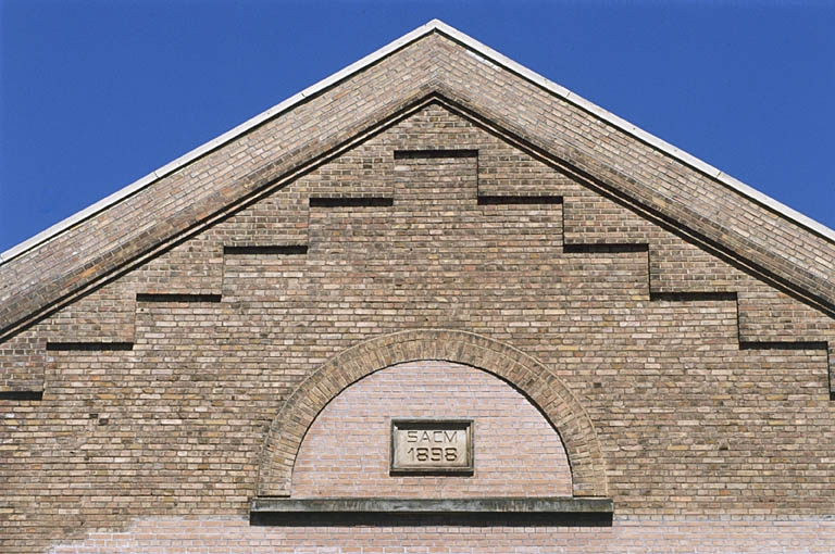 Détail d'un pignon d'un atelier de métallurgie. © Jérôme Mongreville / Région Bourgogne-Franche-Comté, Inventaire du patrimoine - 2002