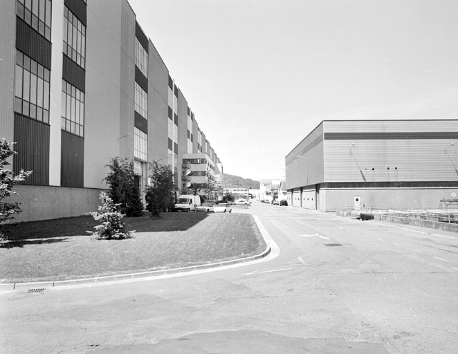 Façade est de la halle 330 (bureaux et ateliers de montage). © Jérôme Mongreville / Région Bourgogne-Franche-Comté, Inventaire du patrimoine - 2002